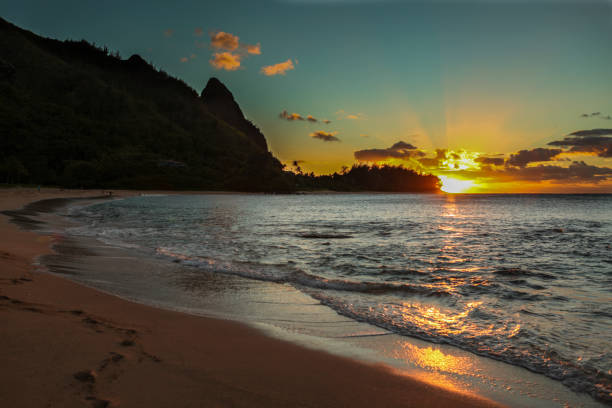atardecer playa de túneles, kauai - makana peak fotografías e imágenes de stock