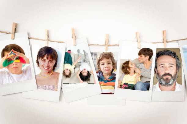 familie fotocollectie instant foto prints (uitknippad) - muur fotos stockfoto's en -beelden