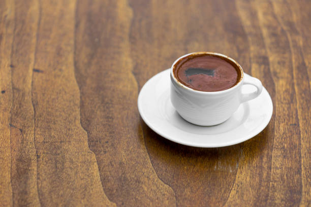 café turco - coffee table non alcoholic beverage turkish coffee black coffee imagens e fotografias de stock