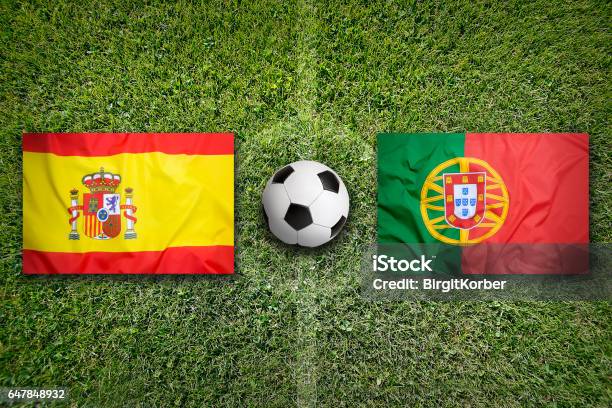 Banderas De España Vs Portugal En El Campo De Fútbol Foto de stock y más banco de imágenes de Aire libre
