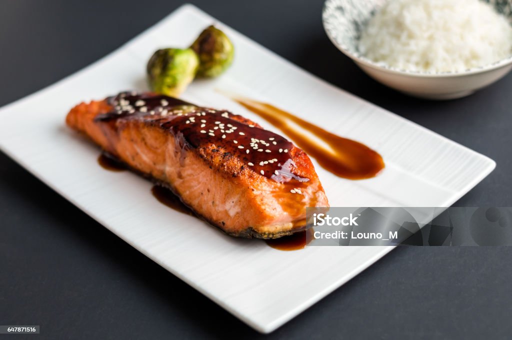 Saumon teriyaki sur fond noir. - Photo de Saumon - Produit de la mer libre de droits