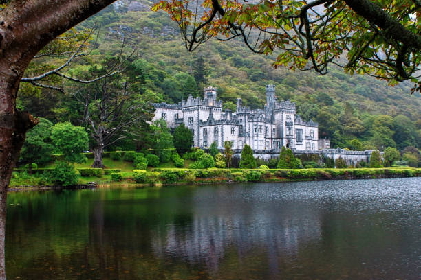 kylemore abbey en montañas connemara, irlanda - republic of ireland irish culture old ancient fotografías e imágenes de stock