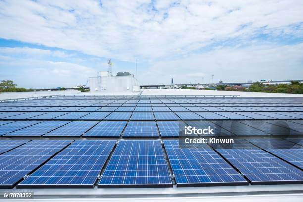 Sonnenkollektoren Auf Demendesdach Stockfoto und mehr Bilder von Sonnenenergie - Sonnenenergie, Sonne, Sonnenkollektor