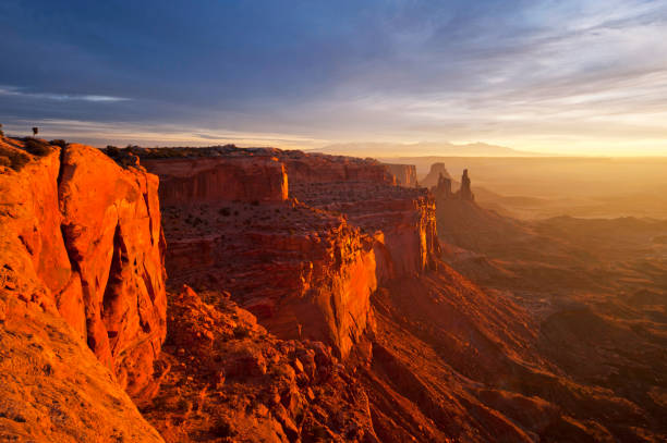 mesa arch  - canyonlands national park utah mesa arch natural arch stock-fotos und bilder