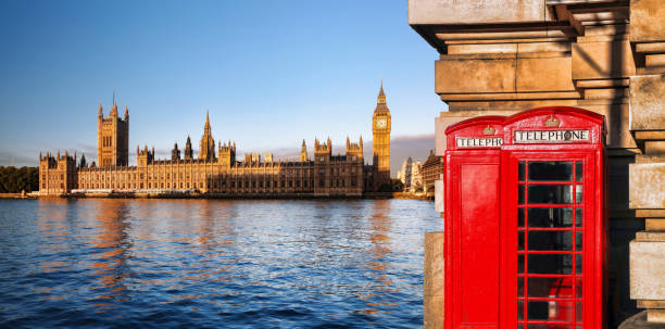 símbolos de londres com o big ben e cabines de telefone vermelhas na inglaterra, uk - telephone booth telephone panoramic red - fotografias e filmes do acervo