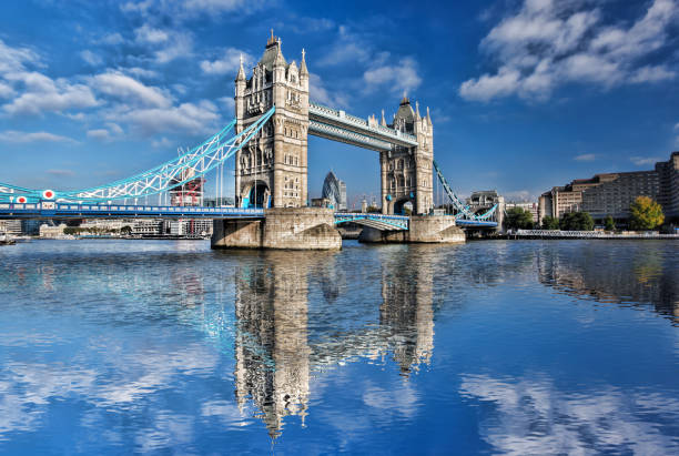 célèbre tower bridge, londres, angleterre, royaume-uni - london england sunlight morning tower bridge photos et images de collection