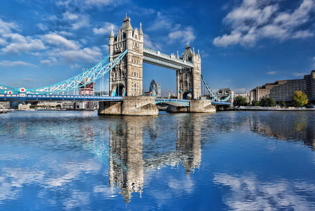 famous tower bridge in london, england, uk - london england morning sunlight tower bridge imagens e fotografias de stock