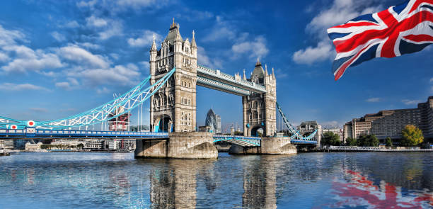 famous tower bridge in london, england, uk - london england morning sunlight tower bridge imagens e fotografias de stock