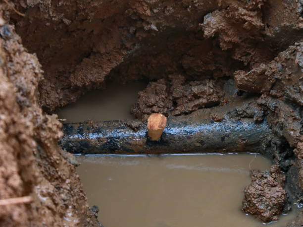 istock Wooden wedge in craced pipe 648000774