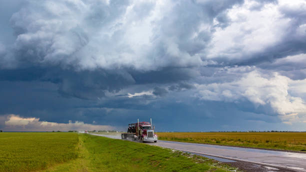 duże ciężarówki na wąskiej wiejskiej drodze z silnymi burzami - truck midwest usa usa day zdjęcia i obrazy z banku zdjęć