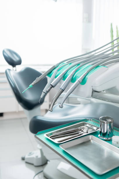 zahnarzt-tools  - dentist office dental hygiene dentists chair human teeth stock-fotos und bilder