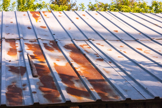 fond de toit ondulé - corrugated iron tin rusty metallic photos et images de collection