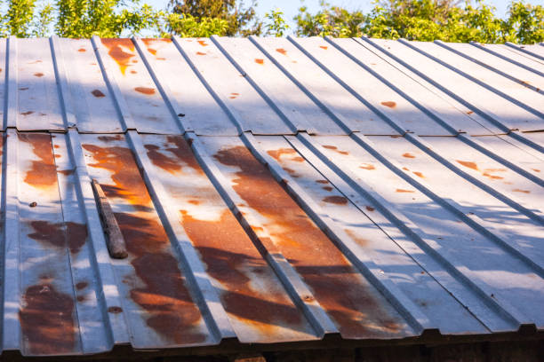 гофрированный фон крыши - corrugated iron tin rusty metallic стоковые фото и изображения
