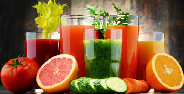 очки с свежие органические овощи и фруктовые соки - freshly squeezed стоковые фото и изображения