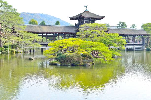古い屋根の京都平安神宮の庭の橋 - 平安神宮 ス  トックフォトと画像