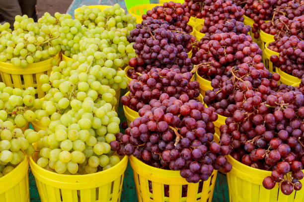 A Bunch Fresh Organic White And Red Grapes At A Street Market A Bunch Of Fresh Organic White And Red Grapes At A Street Market the plantation course at kapalua stock pictures, royalty-free photos & images