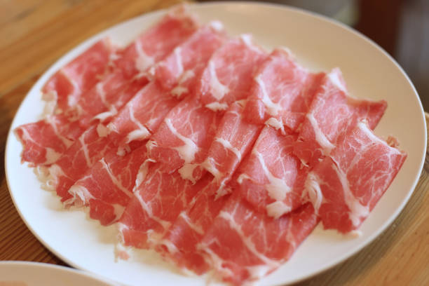 生の豚肉をしゃぶしゃぶ、日本のレシピの白い皿にスライス。 - shabushabu ストックフォトと画像
