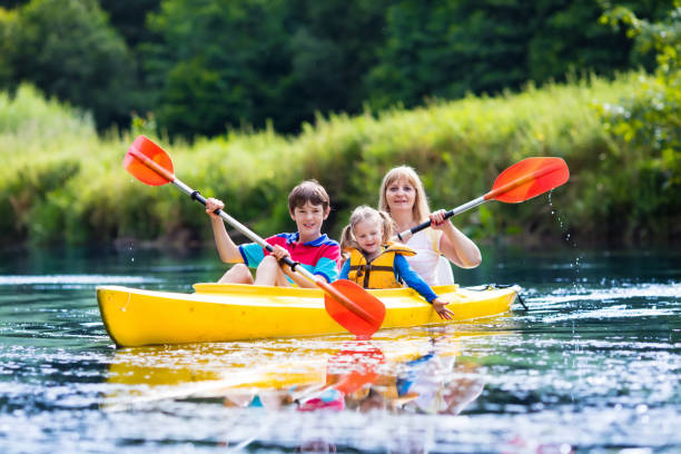 família desfrutar de um passeio no rio de caiaque - family kayaking kayak canoeing imagens e fotografias de stock