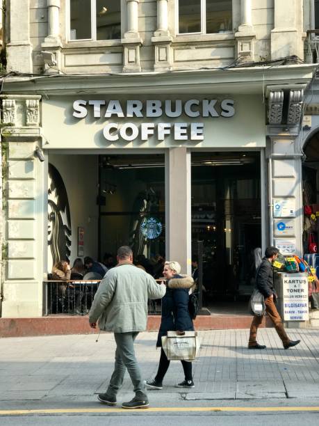 イスティクラル通りのスターバックス - starbucks coffee coffee shop women ストックフォトと画像