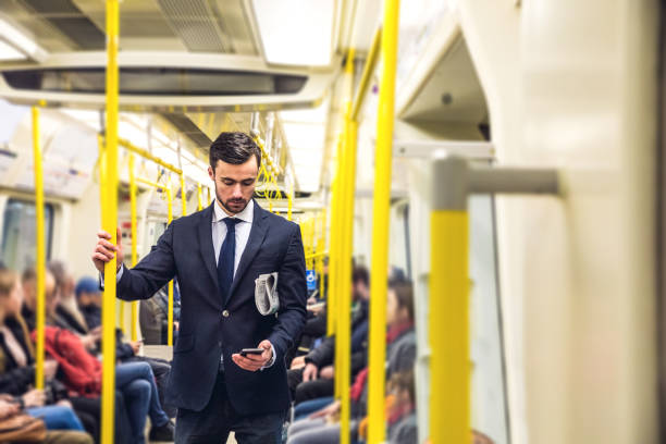 affaires sur le pouce - navettage dans la matinée à londres - subway train photos et images de collection