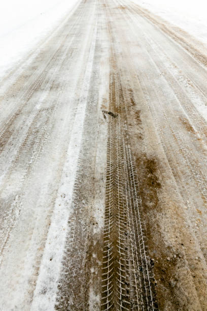 traces de la voiture sur la neige - tire track arrow sign road street photos et images de collection