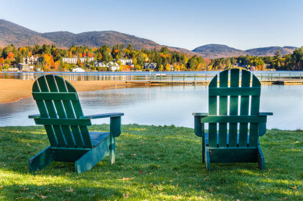 adirondack krzesła na brzegu jeziora w jasny jesienny poranek - clear sky reflection sunlight autumn zdjęcia i obrazy z banku zdjęć