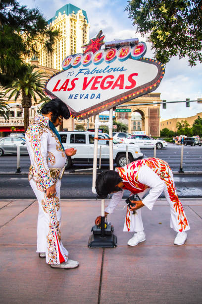 elvis impersonators las vegas - welcome to fabulous las vegas sign fotos imagens e fotografias de stock