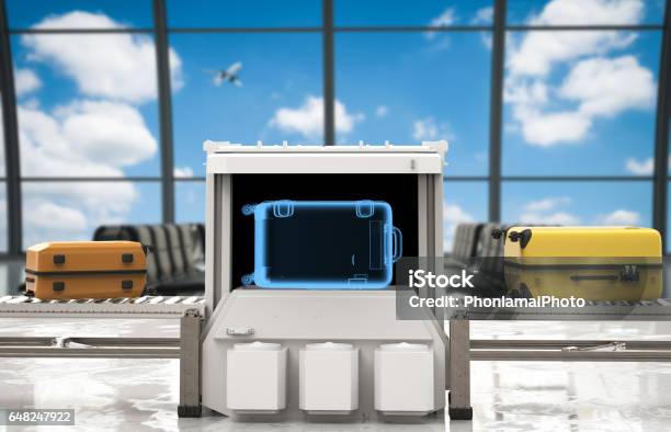 Escáner De Equipaje En El Aeropuerto Foto de stock y más banco de imágenes de Aeropuerto - Aeropuerto, Imagen de rayos X, Equipo médico de escaneo