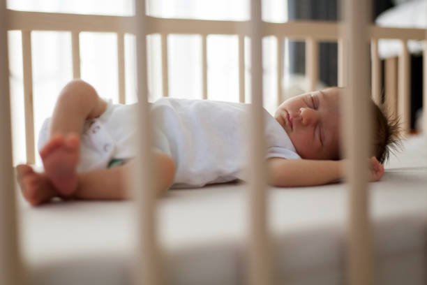 bebé dormir  - cot fotografías e imágenes de stock
