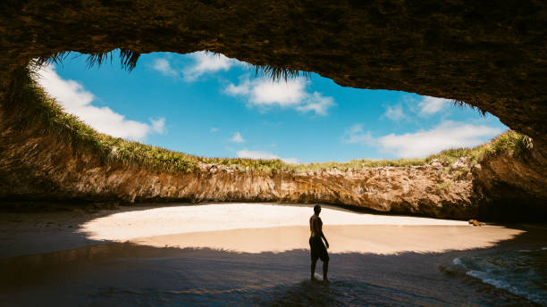скрытый пляж маритас острова пуэрто-вальярта - travel to mexico стоковые фото и изображения