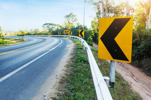 krzywy znak ostrzegawczy na drodze - corner turn zdjęcia i obrazy z banku zdjęć