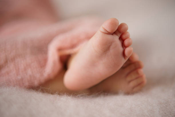 upclose baby feet - starting at the bottom imagens e fotografias de stock