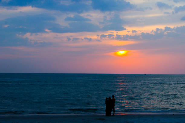 silueta familiar en una playa tropical en langkawi - sunset bay oregón fotografías e imágenes de stock