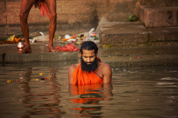 baden am fluss ganges, varanasi pilgern. - indian ethnicity sadhu india pilgrim stock-fotos und bilder