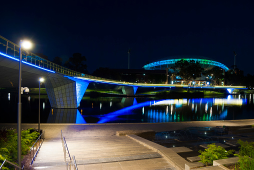 Luces nocturnas en Adelaida Oval y el puente del pie photo