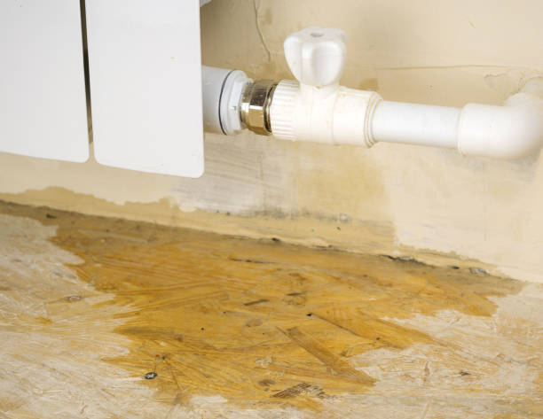 Damage to the heating system in a private home. Damage to the heating system in a private home. Water leaks from the heating system. faucet leaking pipe water stock pictures, royalty-free photos & images