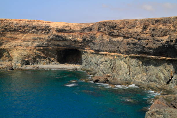 grutas vulcânicas negras na costa perto da aldeia de ajuy, fuerteventura - volcanic landscape rock canary islands fuerteventura - fotografias e filmes do acervo