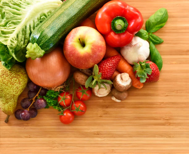 sain, manger à fond avec espace copie - vegetable healthy eating heirloom tomato edible mushroom photos et images de collection