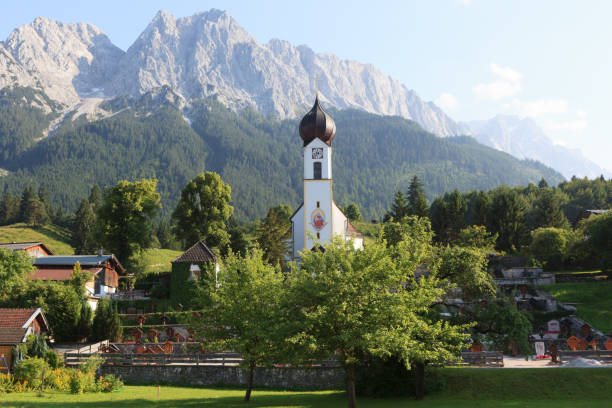 una hermosa iglesia y cementerio - waxenstein fotografías e imágenes de stock