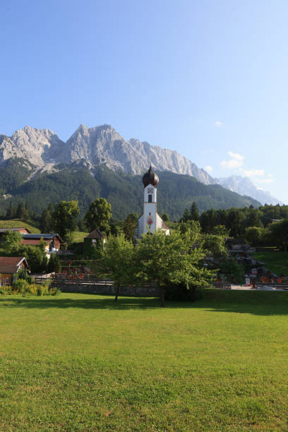 una bella chiesa e cimitero - waxenstein foto e immagini stock