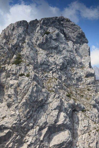 cime di alta montagna che circondano garmisch partenkirchen - waxenstein foto e immagini stock