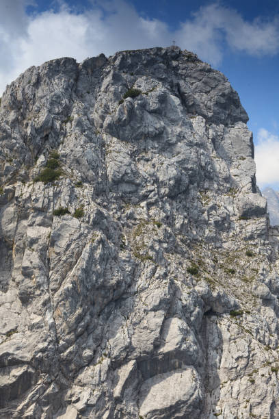 wysokie szczyty górskie otaczające garmisch partenkirchen - waxen zdjęcia i obrazy z banku zdjęć