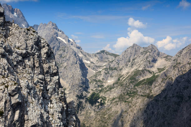 cime di alta montagna che circondano garmisch partenkirchen - waxenstein foto e immagini stock