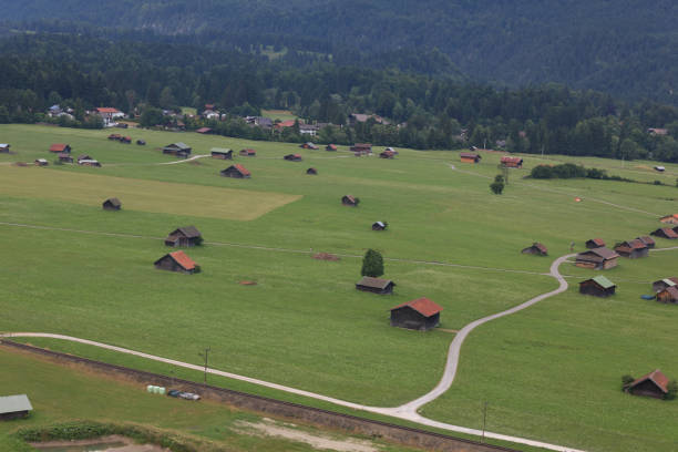 typowy krajobraz wokół garmisch partenkirchen - waxen zdjęcia i obrazy z banku zdjęć