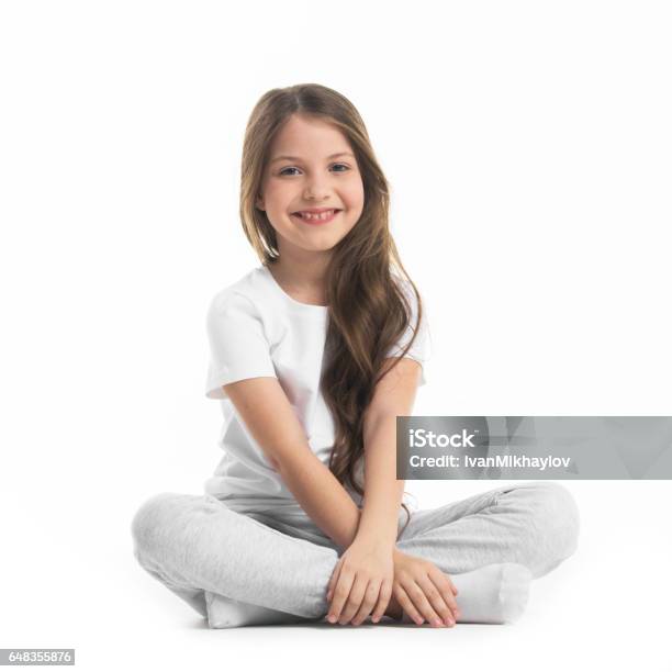 Photo libre de droit de Jeune Fille Assise Turc banque d'images et plus d'images libres de droit de Enfant - Enfant, Petites filles, Fond blanc