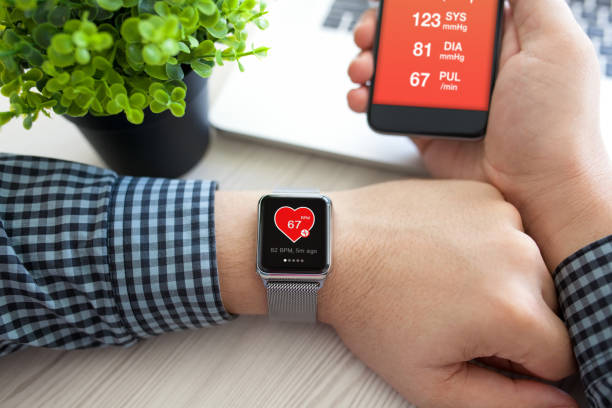 человек руки с часы и телефон с приложение здоровья - pulse clock стоковые фото и изображения