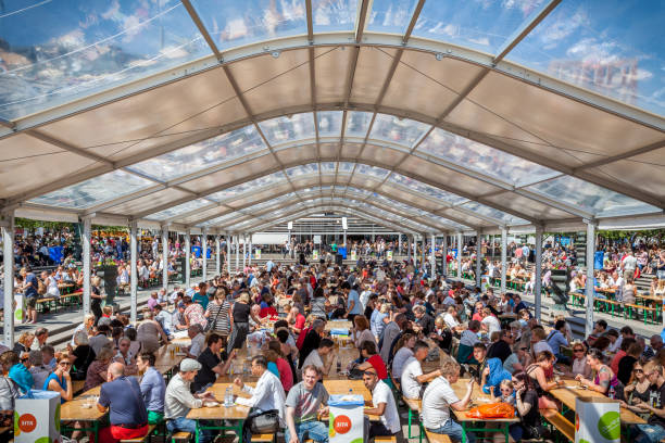 muchas personas al aire libre, comer y beber. - stockholm market europe sweden fotografías e imágenes de stock