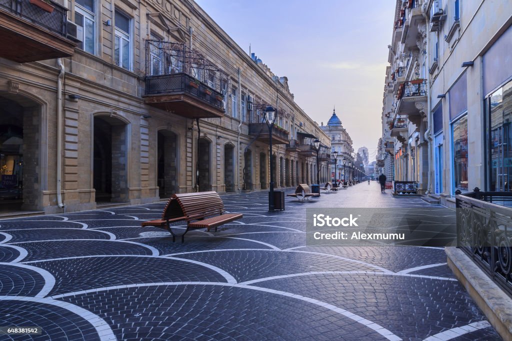 Rue centrale à Bakou au début de la matinée. Azerbaïdjan - Photo de Bakou libre de droits