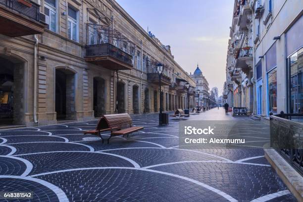 Photo libre de droit de Rue Centrale À Bakou Au Début De La Matinée Azerbaïdjan banque d'images et plus d'images libres de droit de Bakou