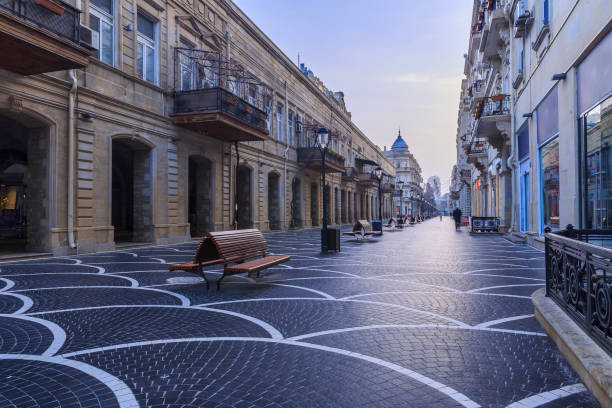 центральная улица в баку рано утром. азербайджан - baku стоковые фото и изображения